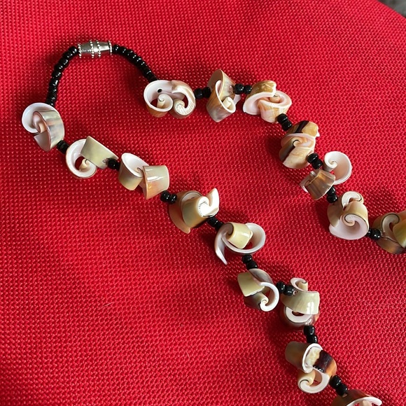 Shell necklace - Picture 2 of 3